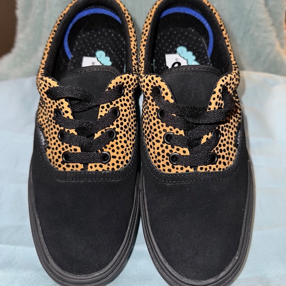 Vans Women size 7 Leopard - Picture 2 of 2